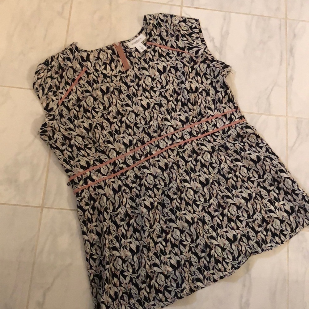 Motherhood black / white / pink leaf print short sleeve blouse. EUC